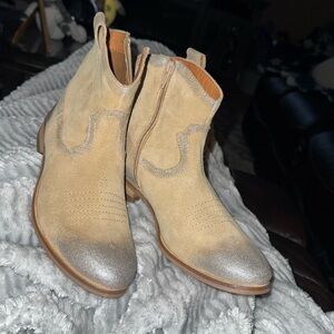 Band of the free size 7 tan they are suede